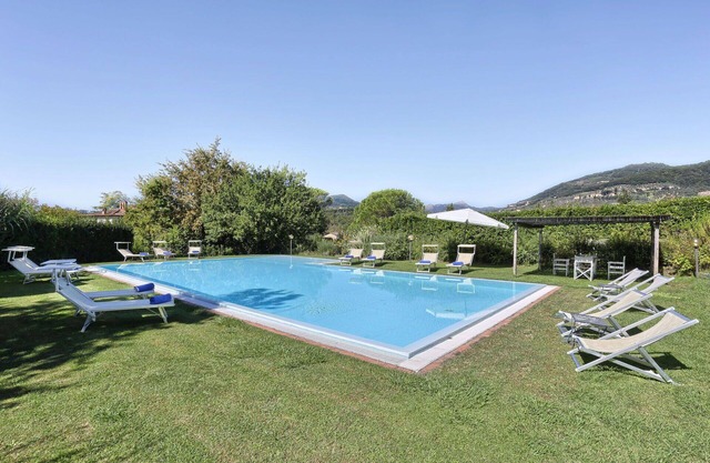 Wonderful villa for 20 guests with private pool, A/C, WIFI and TV, close to Lucca
