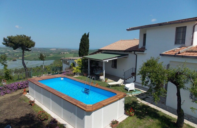 Wonderful private villa for 9 guests with WIFI, private pool, TV, terrace, pets allowed and park.