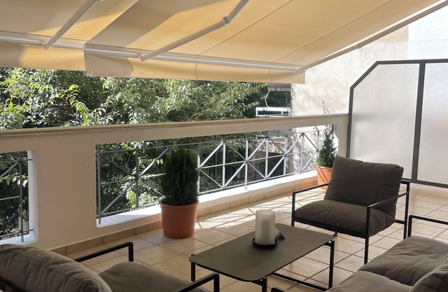 Wonderful central apartment with private parking space.