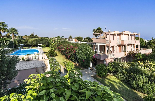 Wonderful charming villa, with large swimming pool and next to the beach