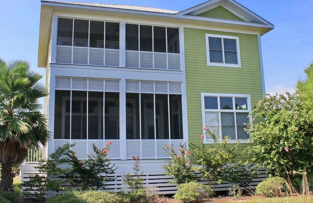 Wonderful dog-friendly home with elevator, grill, on-site outdoor pools and gym