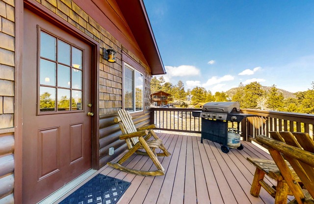 Wonderful family cabin w/stunning views, free WiFi, & full kitchen - near trails