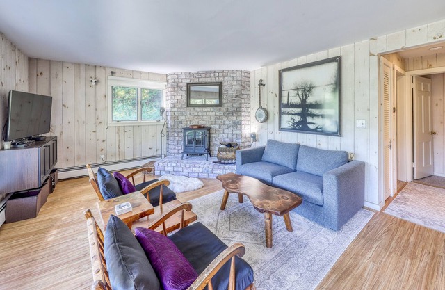 Wonderful Getaway Near the Slopes W/ Free WiFi. Scenic Deck, & Full Kitchen!