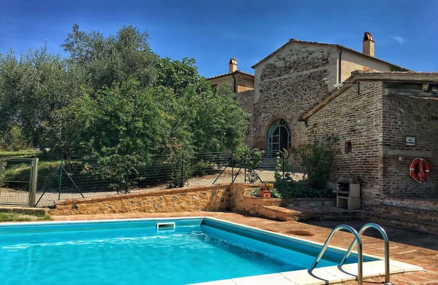 Wonderful private villa with private pool, WIFI, A/C, TV, patio, panoramic view, close to Montalcino