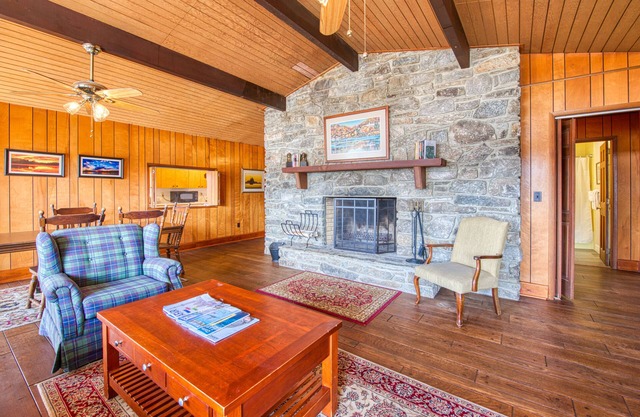 Wonderful Lakefront Gem W/Water Views, Free WiFi, Furnished Deck & More