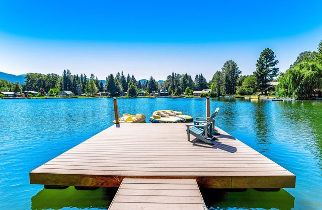 Wonderful lakefront cabin & guesthouse with mountain view & private dock