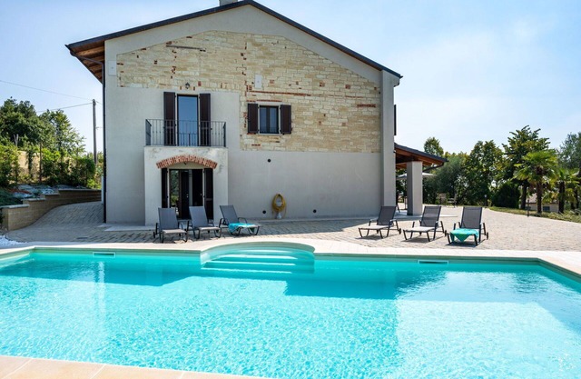 Wonderful private villa for 14 people with WIFI, private pool, A/C, TV, terrace and parking