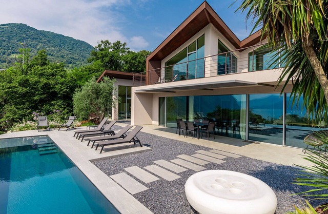 Wonderful private villa for 10 guests with hot tub, private pool, WIFI, TV and patio
