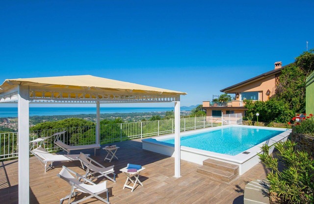 Wonderful private villa for 12 guests with private pool, A/C, WIFI, TV, patio and pets allowed