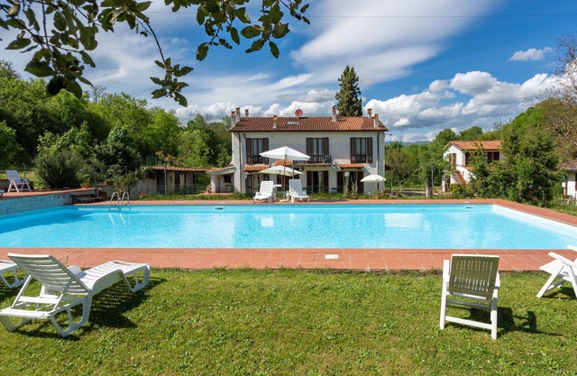 Wonderful private villa for 25 people with private pool, WIFI, TV, patio and pets allowed