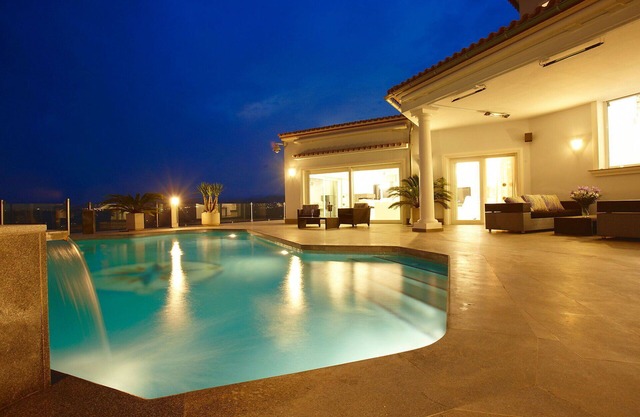 Wonderful private villa for 8 people with private pool, hot tub, A/C, WIFI, TV and terrace