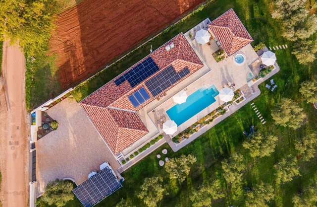 Wonderful private villa for 8 guests with hot tub, WIFI, private pool, A/C, TV, terrace and park.