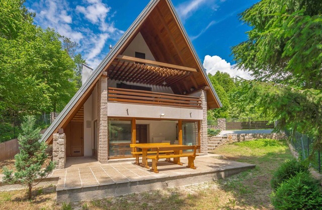 Wonderful private villa for 4 guests with hot tub, A/C, WIFI, TV, terrace and parking