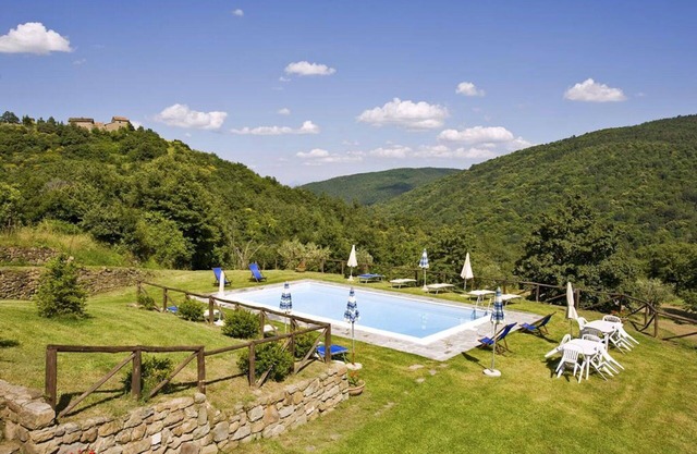 Wonderful private villa for 10 people with private pool, WIFI and TV, close to Cortona