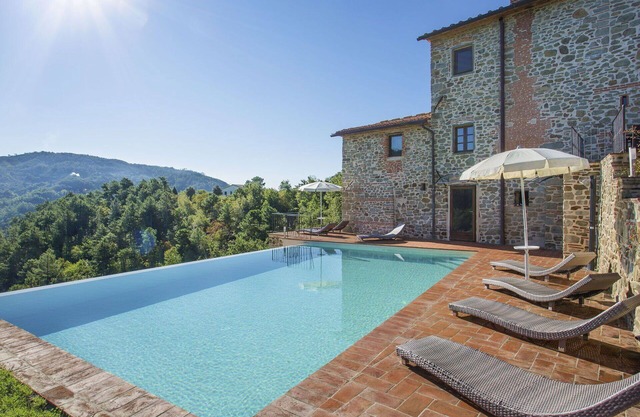 Wonderful private villa with hot tub, private pool, WIFI, TV, patio, pets allowed and parking