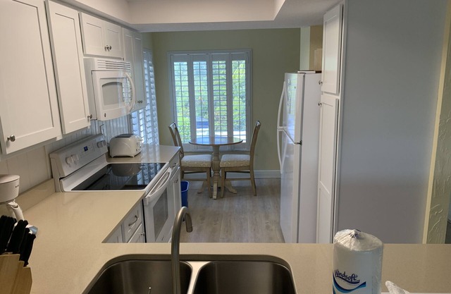 Wonderful Sanibel Island condo. 2 bed 2 bath. Sleeps 6. Weekly rental.