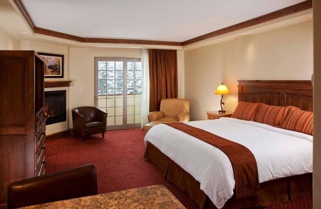 Wonderful Stay! Gorgeous Mountain View, Near Attractions, Hot tub, Parking!
