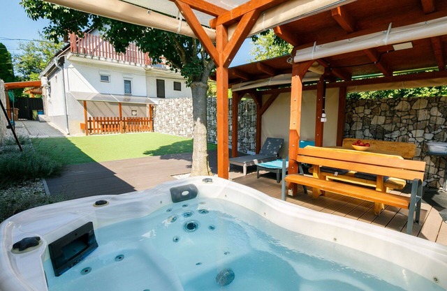 Wonderful villa for 4 guests with A/C, hot tub, WIFI, TV, balcony, pets allowed and parking