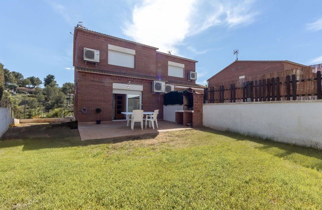 Wonderful villa for 8 people with A/C, WIFI, TV, patio, pets allowed and parking