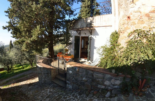 Wonderful villa for 4 guests with TV, terrace, pets allowed and parking, close to Lucca