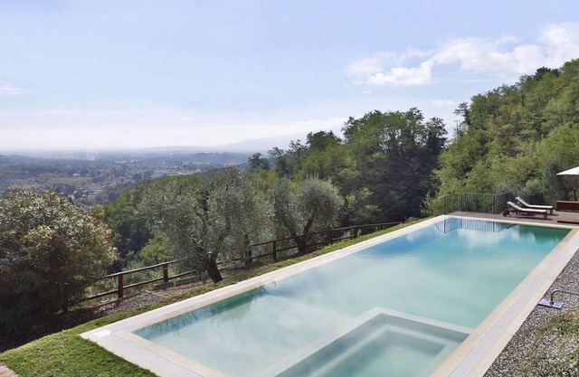 Wonderful villa with A/C, WIFI, private pool, TV, patio and panoramic view, close to Lucca