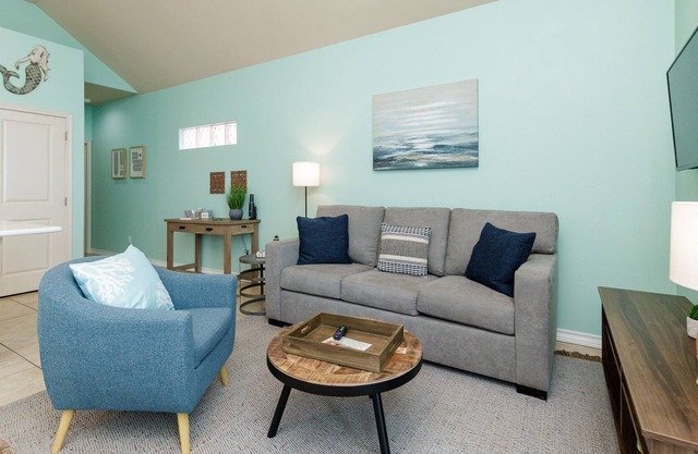 Wonderful Winter Escape w/ Sparkling Pool, Smart TV + Washer & Dryer!