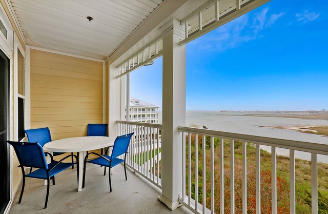 Wonderfully Located Bayside Home w/Shared Pool, Private W/D, Free WiFi