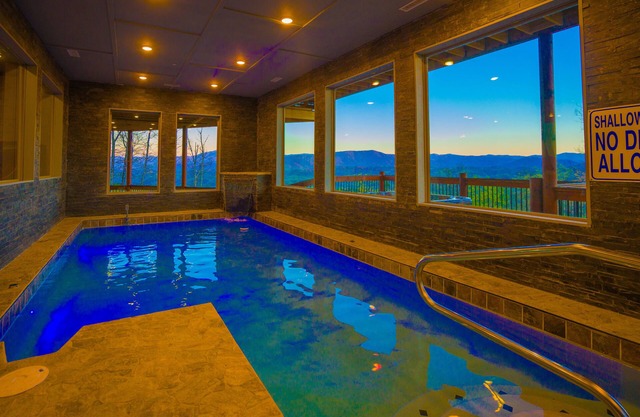Wonderland Lodge: Mtn Views, Pool, S/Secluded, Games Theater, wifi, hot tub.