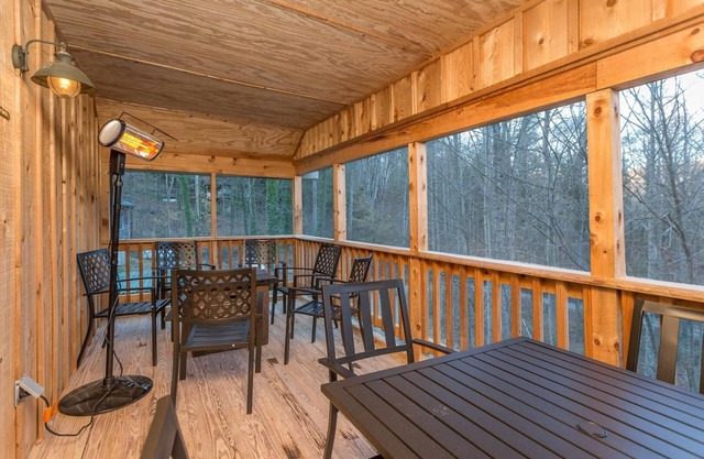 Wood-sided Cabin Near Biking Hiking Spots HOT TUB Backs up to GW National Forest