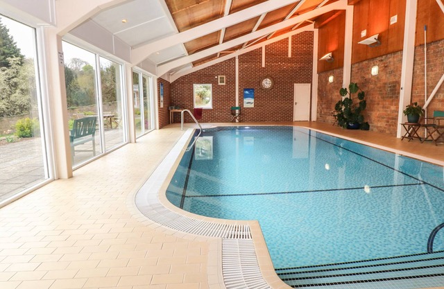 WOOD VIEW COTTAGE, family friendly, with pool in Blackawton
