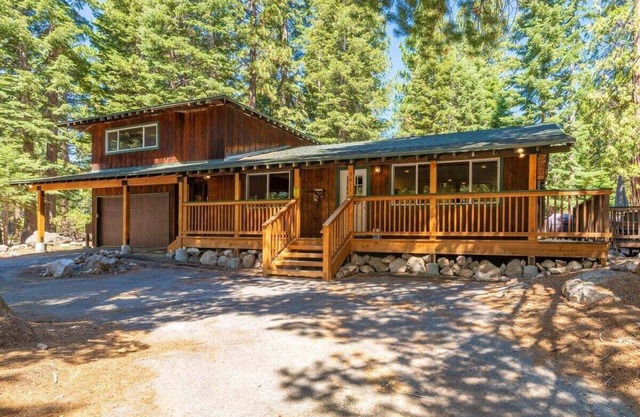 Wooded Bliss in Carnelian Bay -Pet friendly, family home!