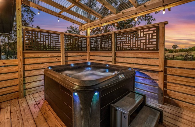Wooded Hideaway 2 Bedroom Cabin