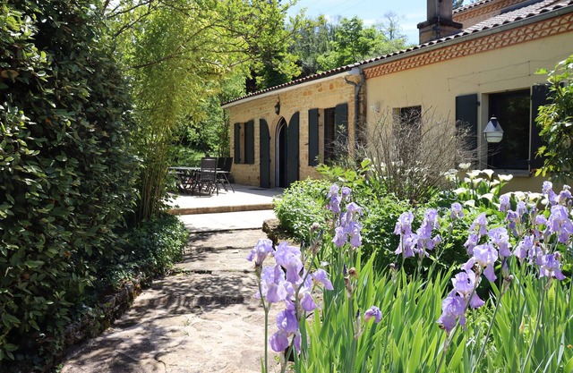 Wooded property with heated swimming pool, near the historic centre of Sarlat