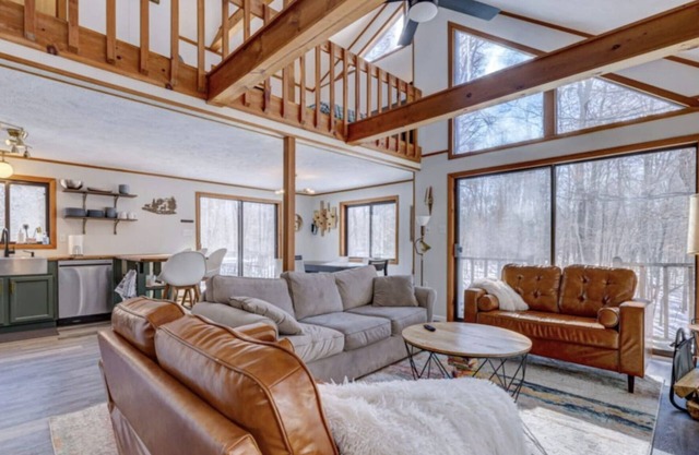 Wooded Retreat in Poconos Mountain Resort w/Firepit and Kayaks!