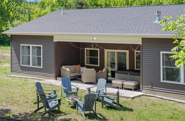 Wooded tranquil Retreat: Hot tub and fire pit. Just 8 miles from Traverse City!