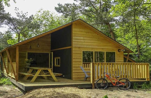 Wooden lodge near three national parks
