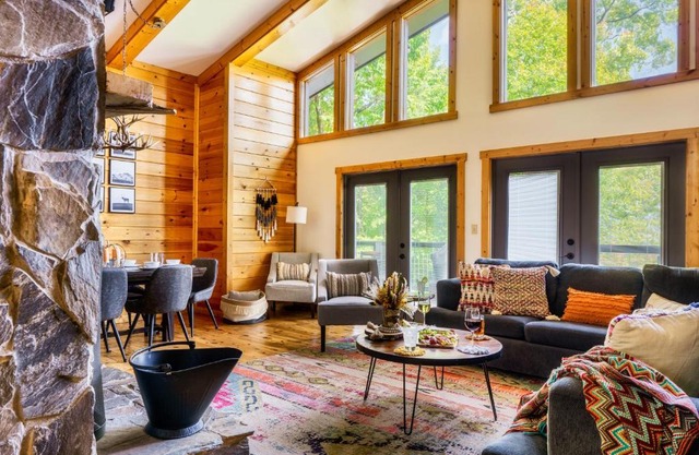 Woodhaven - Private - 3 Suites - Gorgeous Views - 3 Pools - GameRm - HotTub - Lots of Bears