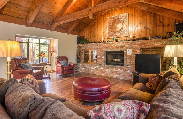 Woodland dog-friendly home minutes to the beach with wood fireplace, sleeps 10