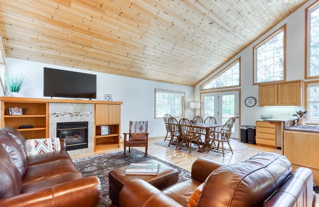 Woodland lodge with private hot tub, multiple decks & gas fireplace - 2 dogs OK