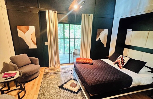 Woodland Retreat! Less than 10 minutes from Downtown Siloam Springs