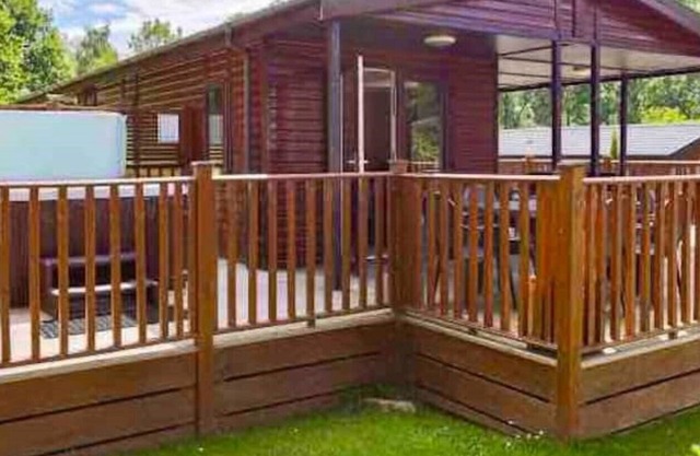 Woodland View Holiday Home with Hottub: 5* Finlake Holiday Resort & Spa , Devon