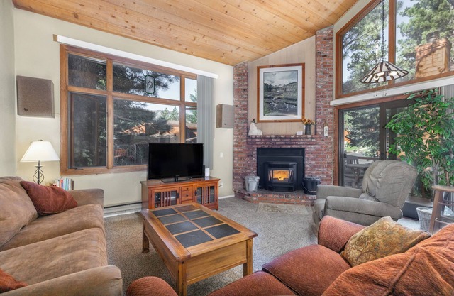 Woodlands 2 Bedroom & Loft Townhouse In A Beautiful Wooded Complex