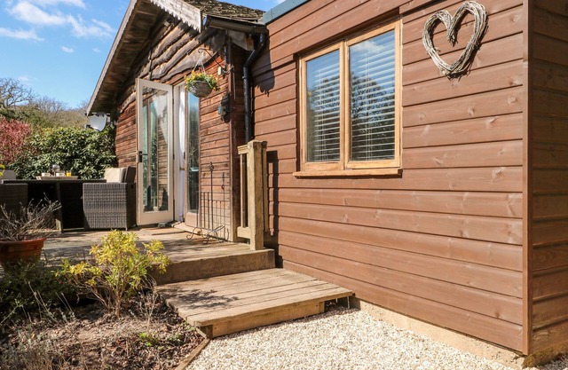 WOODMANCOTE LODGE, pet friendly, luxury holiday cottage in Linchmere