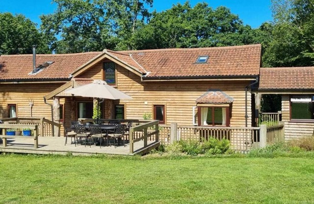 Woodpecker Lodge, a secluded log cabin in beautiful north Devon