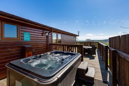 Woodpecker Lodge with Hot Tub