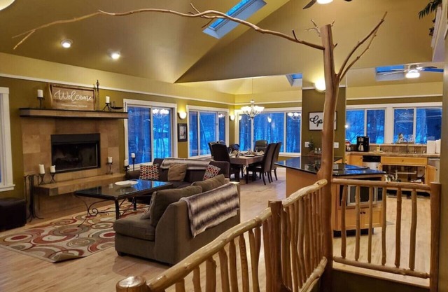 Woodshores Retreat - walk to beach, hot tub, pets