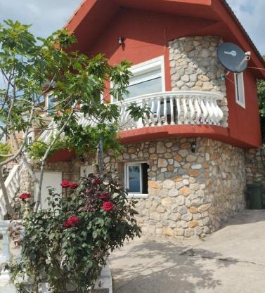 WOODSTONE APARTMAN