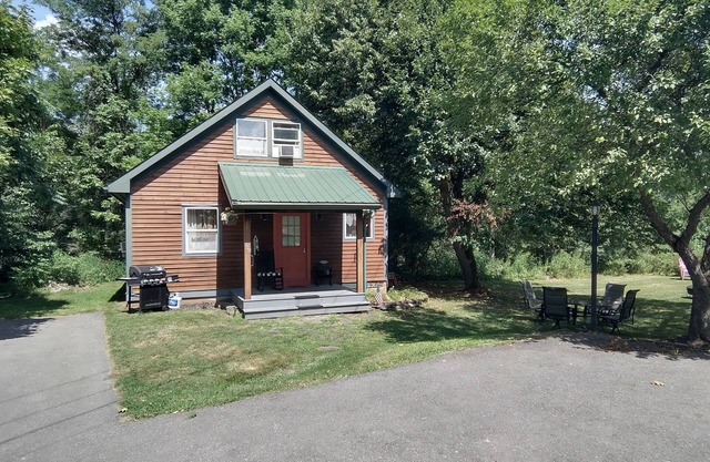 Woodview Retreat 3-bedroom Chalet in charming Cooperstown with Pool
