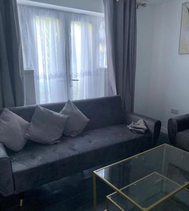 Woolwich House - FREE PARKING - Spacious 4 Bedroom Contractor Home - Sleeps 7 People - 3 Bathrooms - Central Woolwich Close to Station and Shops - Fast Wi-Fi - Long Term Stays