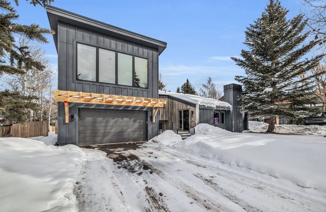 Wow factor, mountain views, private hot tub, fireplace, fire pit & walk to lifts